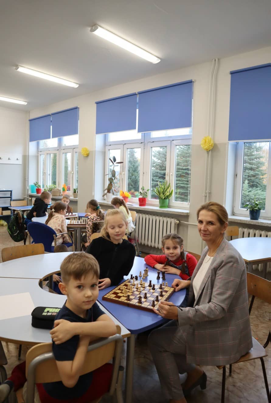 Uczniowie podczas kreatywnych zajęć w świetlicy SP7
