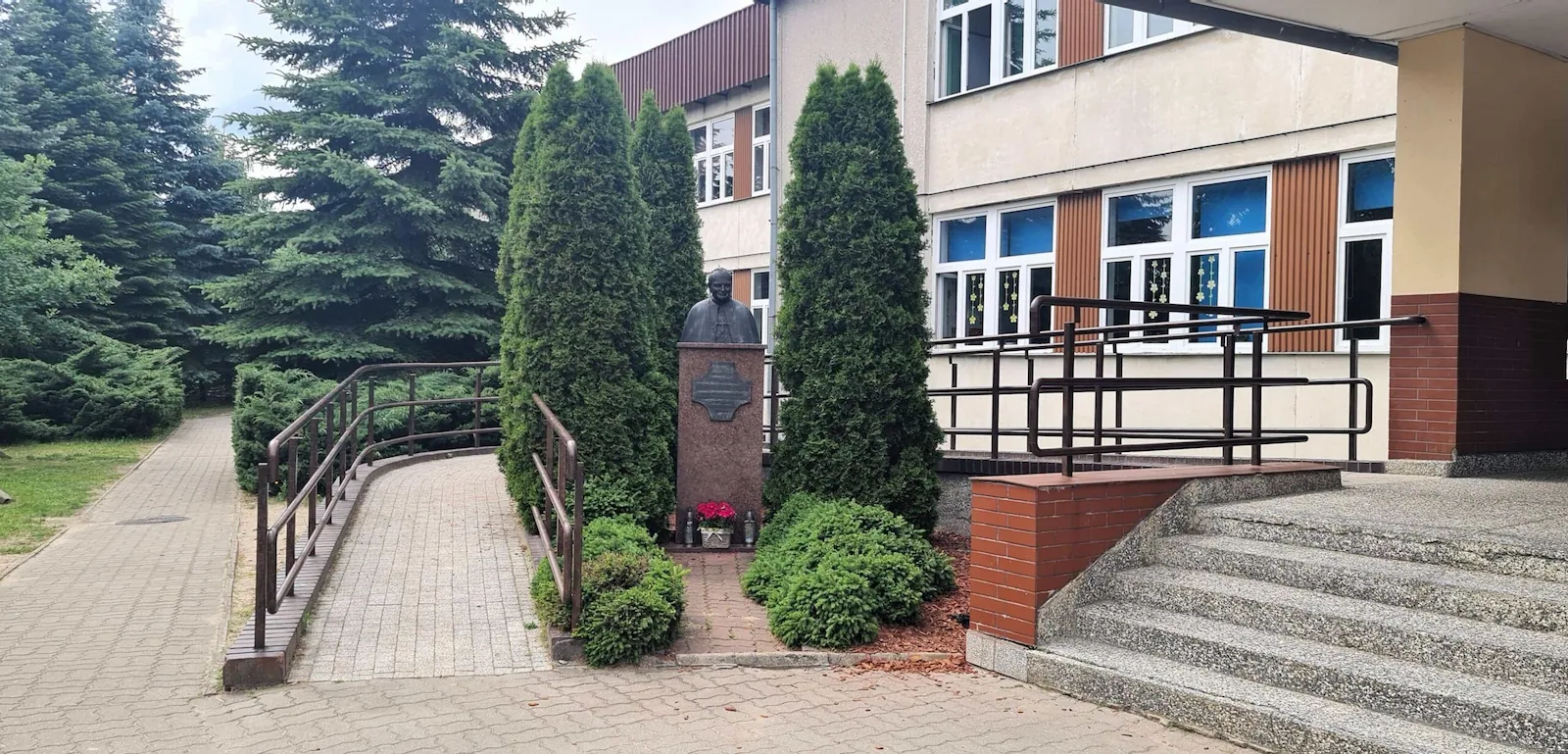Pomnik przy SP7